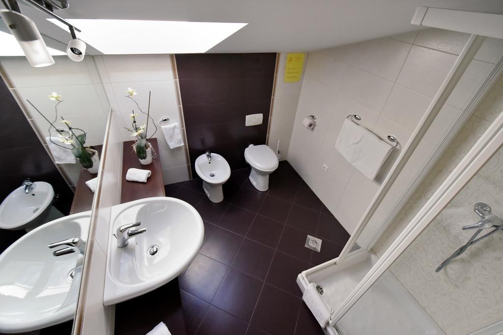 Apartment And Rooms Hisa Sonca Кобарід Номер фото